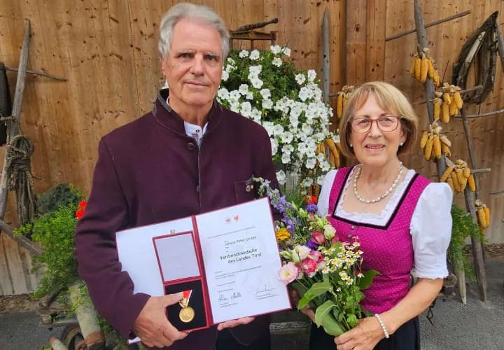 Verdienstmedaille-des-Landes-Tirol-an-Hans-Peter-Gruber